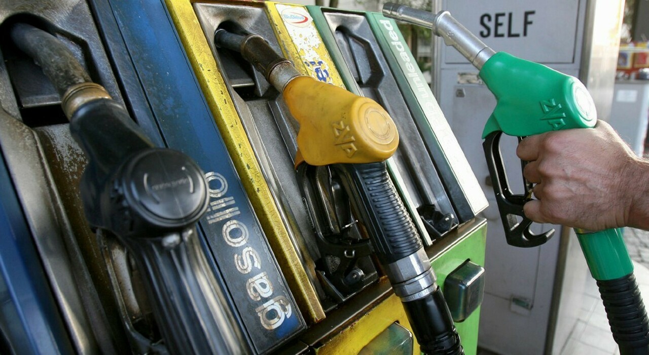 Caro benzina, Cdm  proroga il taglio delle accise fino al prossimo 18 novembre