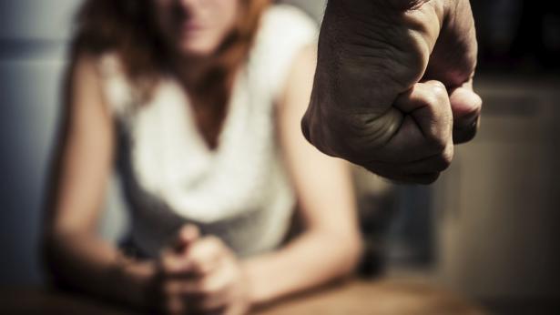Picchiata e violentata per ore dal fidanzato. L’uomo ha anche filmato