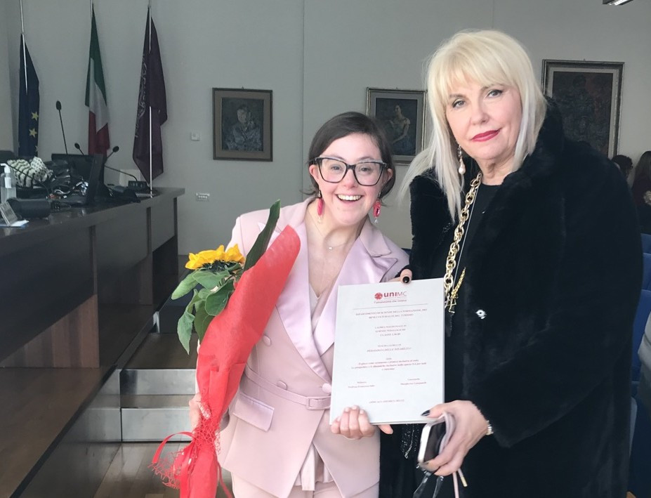 Una laurea con 110 per una studentessa down. Il suo sogno è di aprire un agrinido
