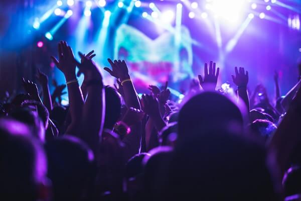 Milano, violenza in discoteca per una ragazza di 19 anni