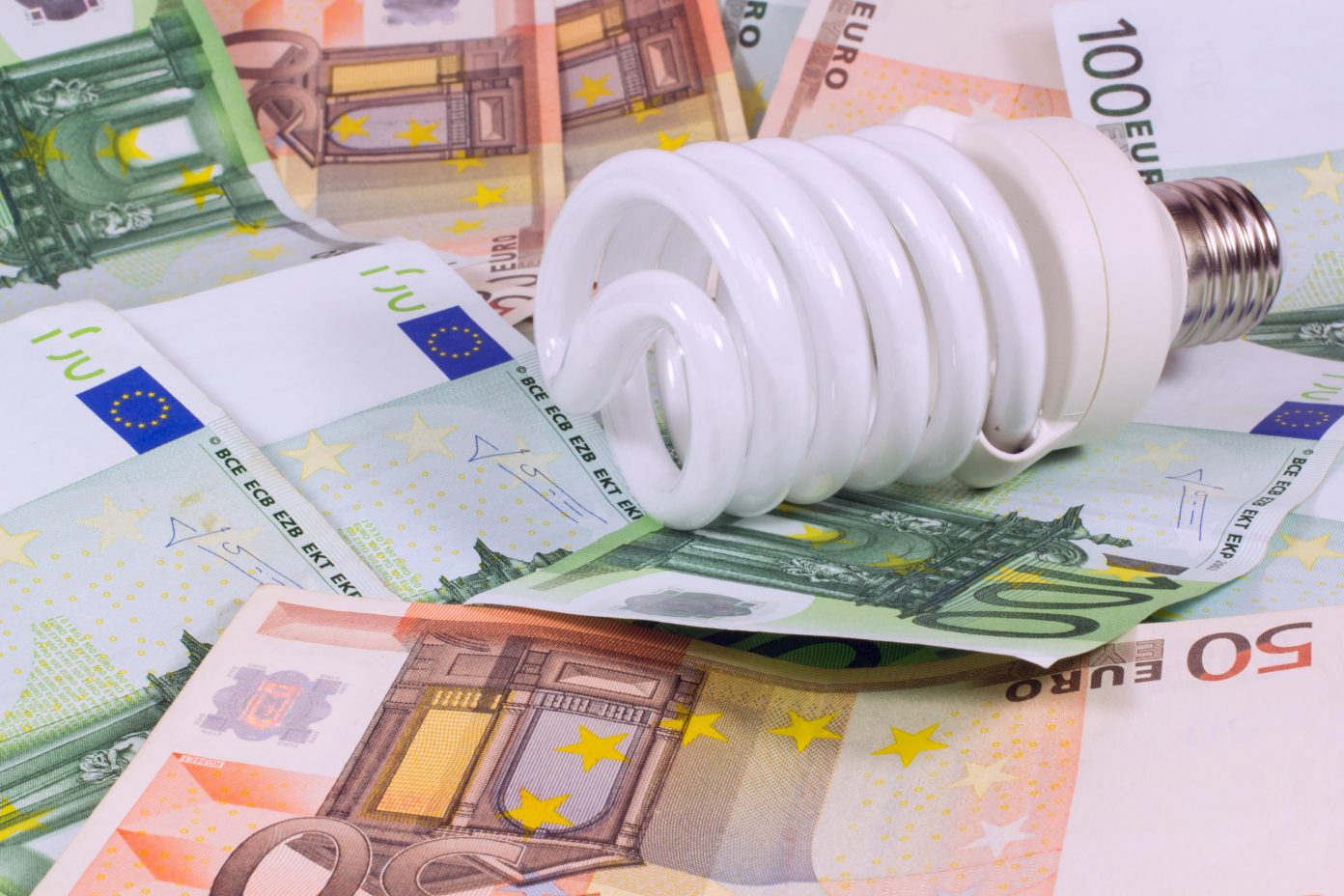 Bollette, il prezzo dell’elettricità si riduce del 19,5% nel 1^ trimestre del 2023