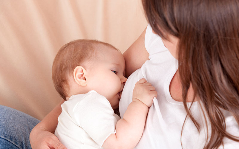 Si addormenta mentre allatta il figlio, neonato trovato morto soffocato