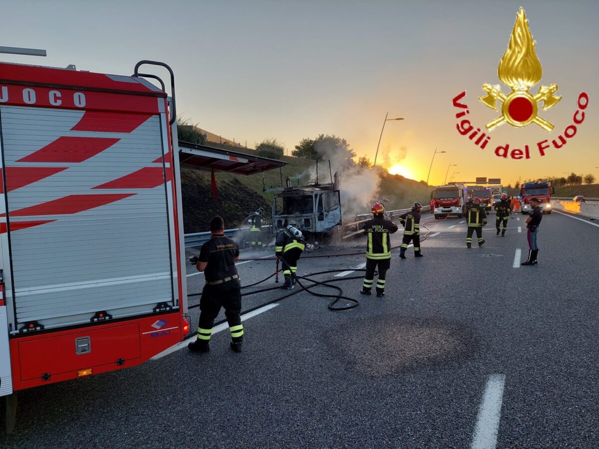 Bisarca prende fuoco sull’A21 dopo un’esplosione