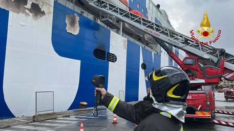 Palermo, traghetto Gnv brucia dal 14 gennaio, in aiuto mezzi speciali da Genovap