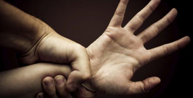 Frustate ai figli di uno e 2 anni. Abusi sulla figlia 13enne: arrestati i genitori