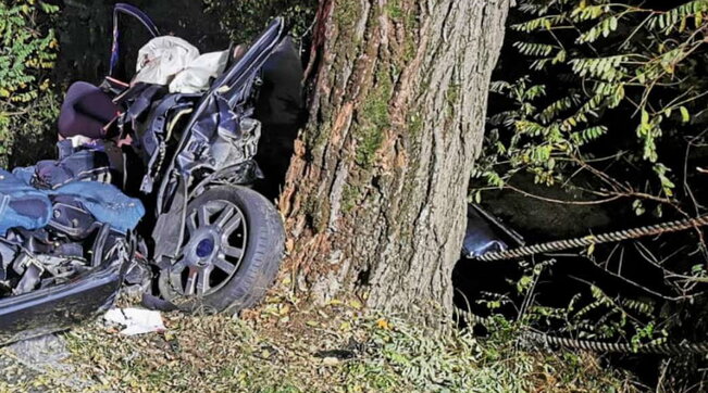 Treviso, 34enne si schianta con l’auto contro un albero: morto figlio di 4 anni