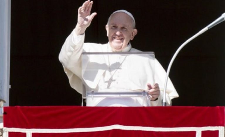 Naufragio Crotone, Papa: “Dolore per le vittime, fermare i trafficanti di uomini”