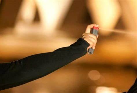 Ferrara, lancia liquido urticante alla festa di laurea: denunciato