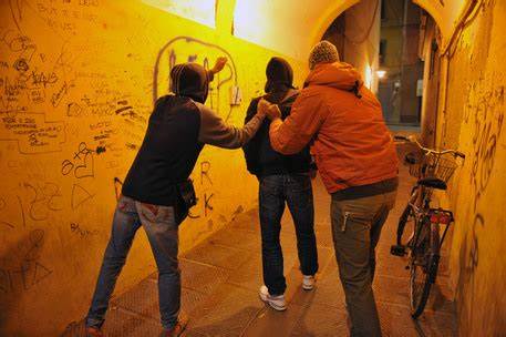 Milano, tre violente rapine a minori: arrestato 17enne