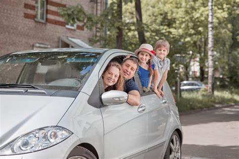 La benzina torna sopra i due euro