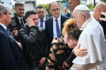 Papa Francesco, dimesso dall’ospedale, si ferma ad abbracciare genitori che hanno perso figlia nella notte