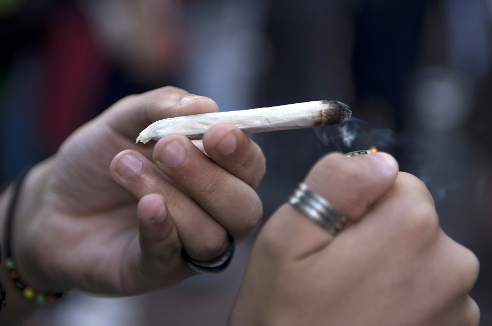 Viene sospeso dalla scuola per uno spinello in classe, ma riammesso dal Tar, e risarcito anche