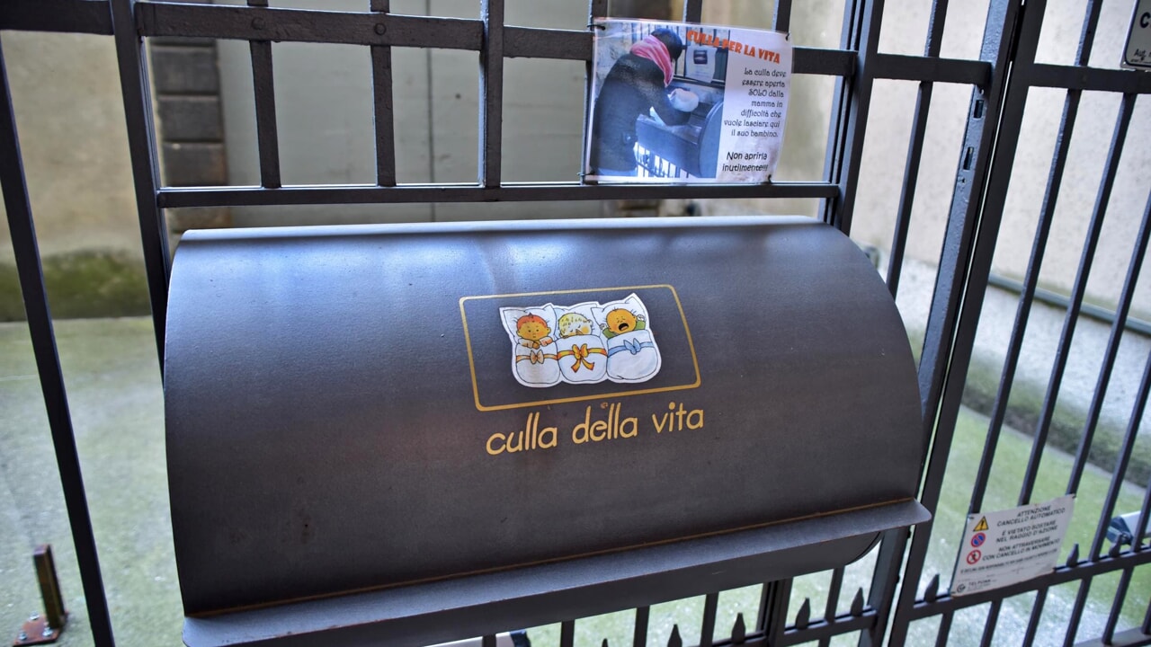 Neonata lasciata nella culla della vita di Bergamo