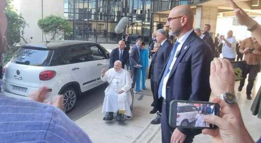 Per la prima volta, un pontefice in uno studio Tv. Papa Francesco in Rai per un’intervista