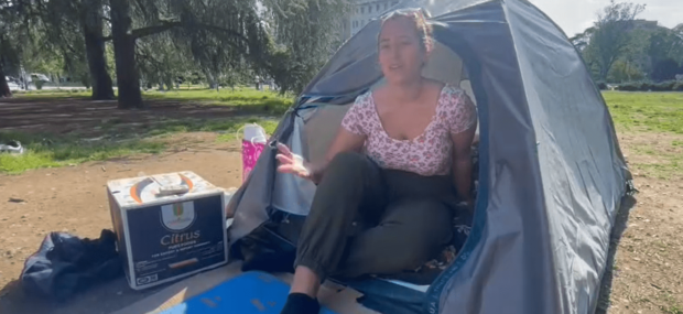 Universitaria in tenda, per protestare contro il caro affitti a Milano