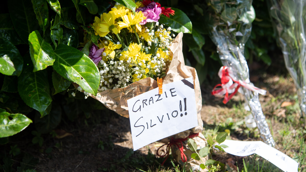 Silvio Berlusconi, l’affetto della gente, i funerali di Stato domani in Duomo a Milano