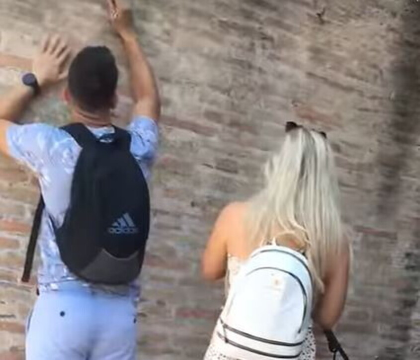 Turista incide nome della fidanzata su mura del Colosseo