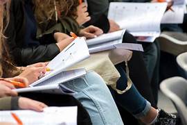 Vercelli, inghiotte auricolare all’esame della patente