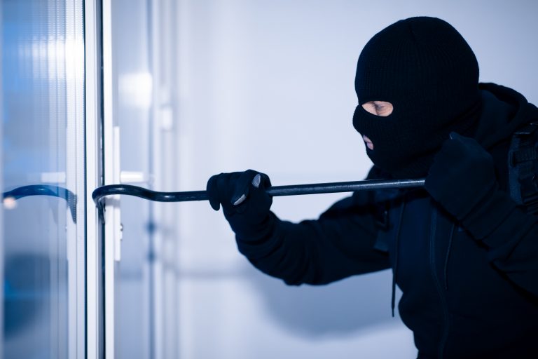 Foggia, tenta furto in casa: il proprietario lo scopre e lo sevizia