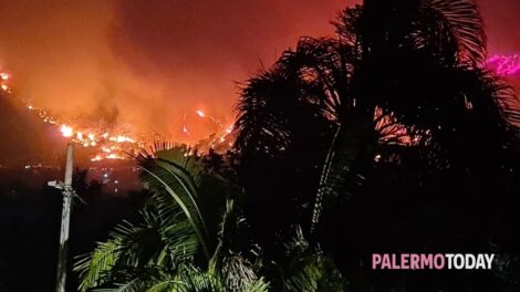 Palermo, brucia anche il Parco archeologico, incendi in tutta l’isola