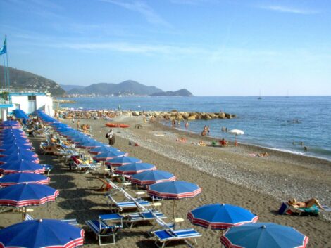 Monfalcone, il sindaco ai musulmani: “Inaccettabile il bagno in mare vestiti”