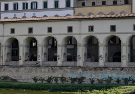 Firenze, imbrattate con vernice nera colonne del Corridoio Vasariano