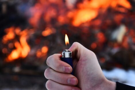 Incendi, approvata proposta di legge contro i piromani: 6 anni di carcere