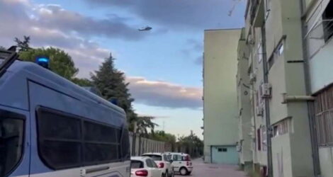 Caivano, al via il blitz al “Parco Verde”: impegnati 400 uomini. Sequestrati soldi, molotov, armi e proiettili