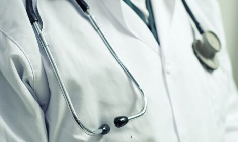 Firmato contratto dei medici: 289 euro in più al mese per 135mila dipendenti