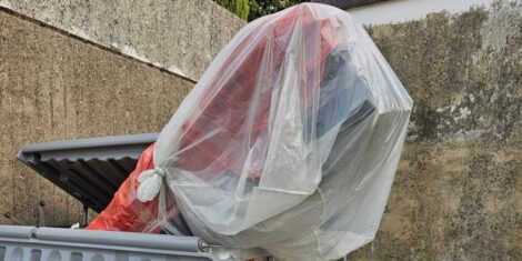 Una bara abbandonata nel cassonetto di un cimitero nel Riminese, la foto diventata virale sui social