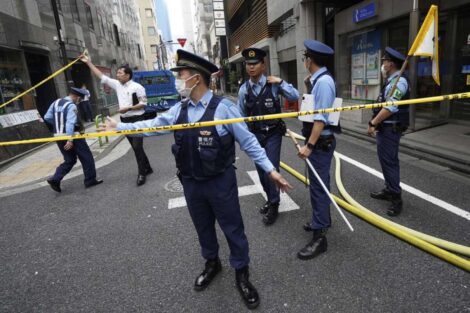 Tokyo. Spara davanti a un ospedale poi si barrica con gli ostaggi in un ufficio postale