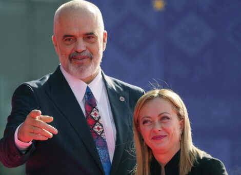 Patto migranti Italia – Albania al vaglio dell’Ue. Edi Rama al Pd: “Se per i dem aiutare l’Italia non è di sinistra, pazienza”
