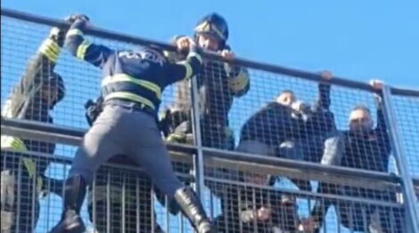 Varese, uomo minaccia di suicidarsi lanciandosi dal cavalcavia: un poliziotto eroe gli salva la vita