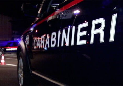 Reggio Emilia, camion perde carico che investe auto: arrestato autista in fuga