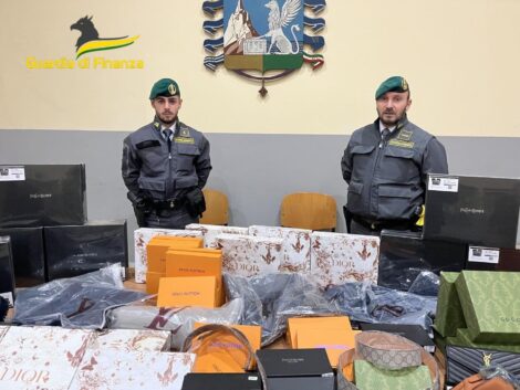 GDF Napoli: lotta alla contraffazione. Sequestrato un deposito industriale con oltre 37.000 prodotti falsi. Denunciato un cinese
