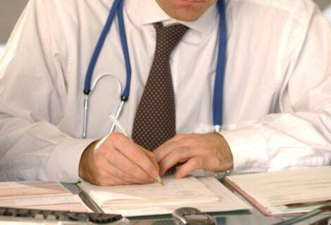 Lodi, assente dal lavoro da 5 anni con certificati medici falsi: arrestato bidello