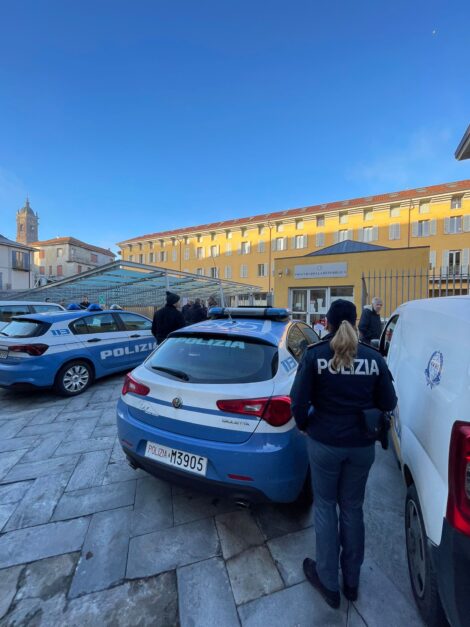 Polizia di Stato, Questura di Monza e Brianza, blocca un uomo che, dopo aver buttato benzina ad ingresso della Procura, stava pure appiccando il fuoco