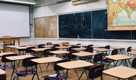 Bimbo lasciato solo in classe perché “iperattivo”, ministro Valditara dispone una verifica