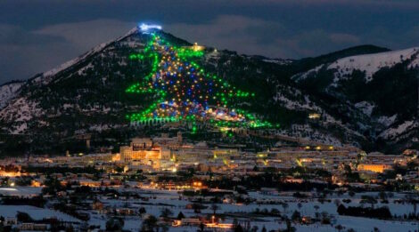 A Gubbio l’albero di Natale più grande del mondo