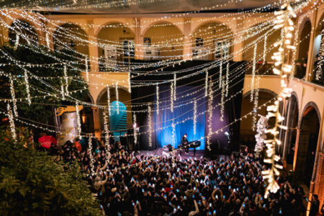 Ultimo, festa a Napoli per l’uscita del nuovo singolo. Emozionato per una speciale performance ai Quartieri  Spagnoli