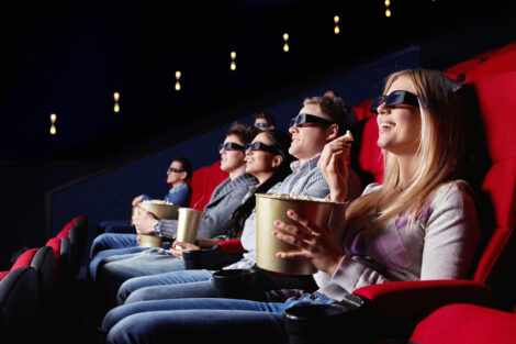 Porta al cinema il figlio neonato, fanno pagare anche lui