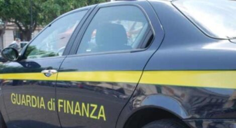 Capi contraffatti, GDF di Milano: blitz di interforze presso il Mercato abusivo del falso di Bollate. Sequestrati oltre 3.000 prodotti, denunciati 4 venditori