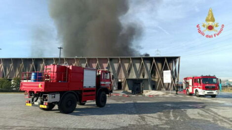 Brianza, vasto incendio divampa in un capannone industriale a Cavenago