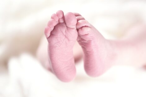 Aprilia, neonato abbandonato davanti all’ospedale