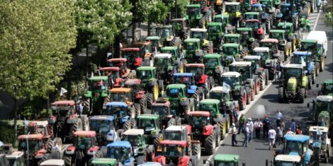 Oltre mille trattori sono arrivati a Bruxelles per protestare, con  blocchi e roghi