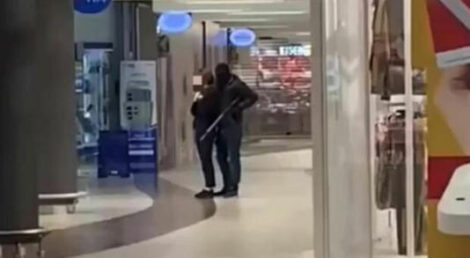 Venezia: banditi armati di mitra assaltano gioielleria, prendono un ostaggio e scappano via