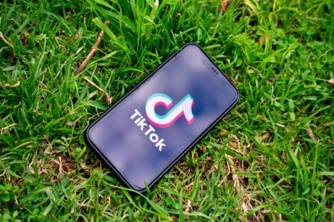 TikTok: Ue indaga su violazione obblighi protezione minori