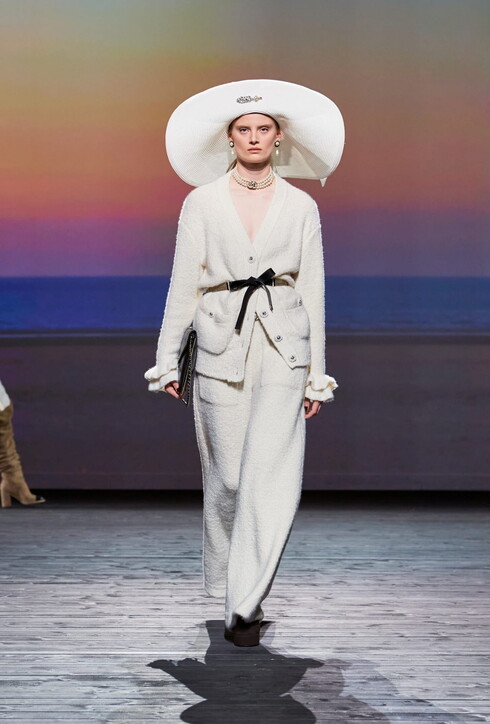 Chanel:  Parigi, in passerella la collezione  autunno inverno 2024/25. Il cappello da spiaggia, un accessorio elegante