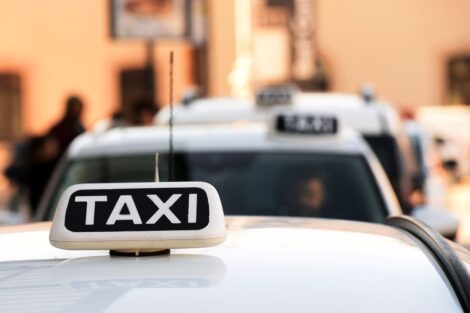Taxi, Antitrust ai comuni di Napoli, Milano e Roma: “Aumentare il numero delle licenze”