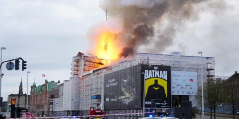 Copenaghen, in fiamme l’edificio della Borsa “Questa è la nostra Notre Dame”